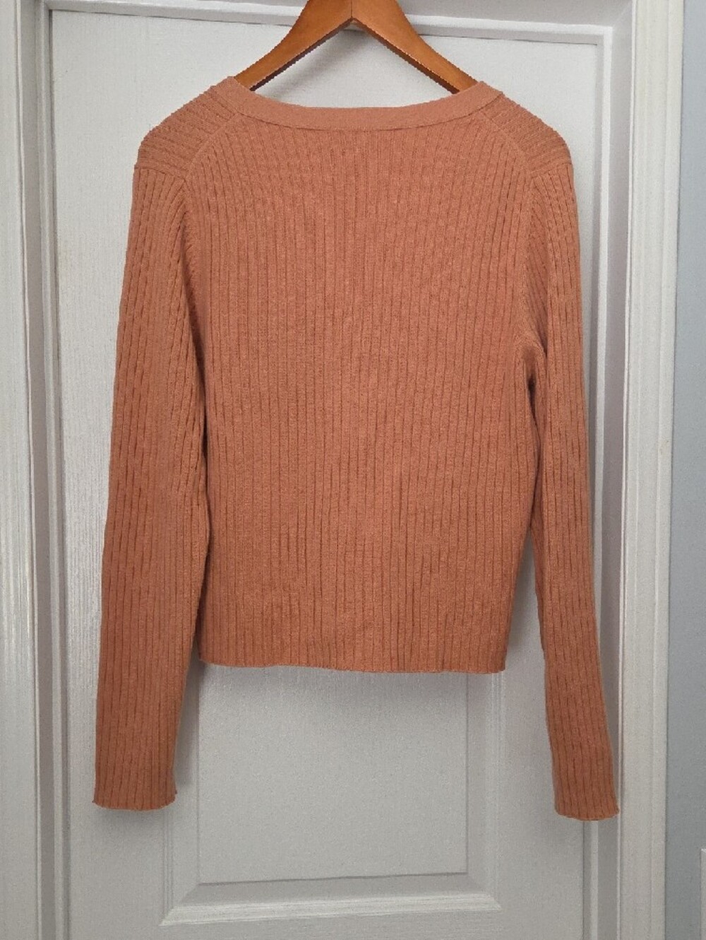 Wilfred Ribbed Cropped V-Neck Cardigan Sweater - Rosie Peach - Picture 4 of 5